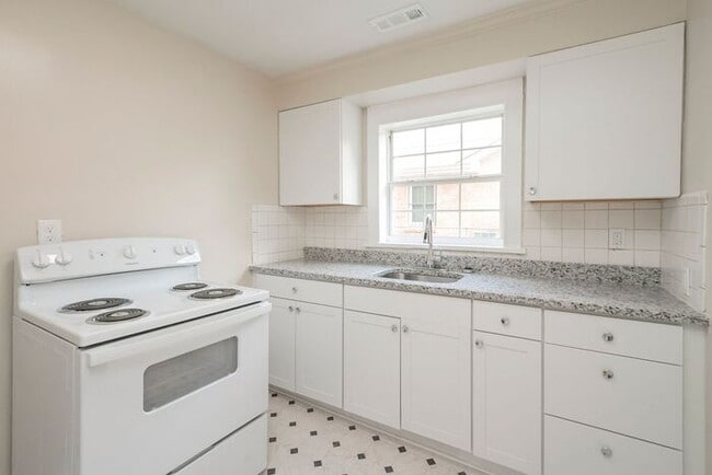 Building Photo - Charming Historic East Nash 3Bed/2Bath!