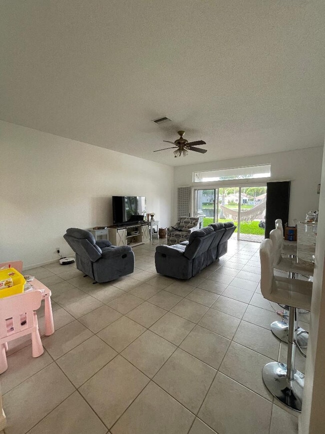 Building Photo - 4382 Fox Ridge Dr