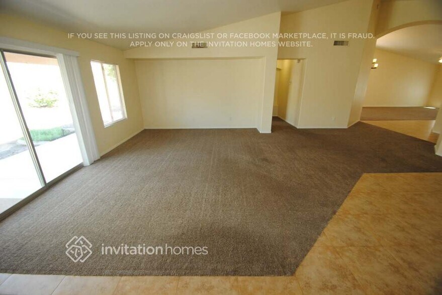 Building Photo - 9426 E Juanita Ave