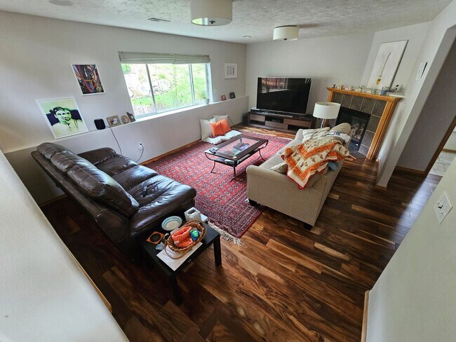 Building Photo - 4 bed/ 3 bath rental with a hot tub!