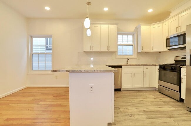 Building Photo - 345 N 2nd St