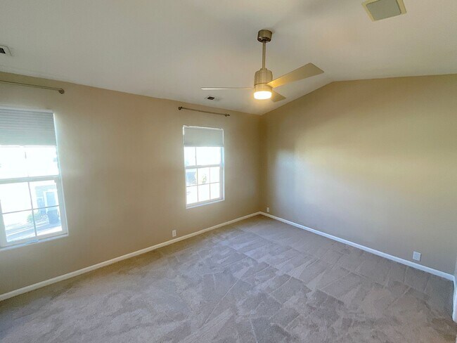 Building Photo - 2 Bedroom Townhome Available Near S Circle...