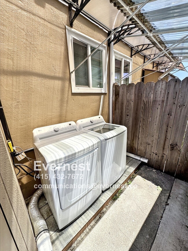 Building Photo - Charming 2-Bedroom, 1-Bathroom House in a ...