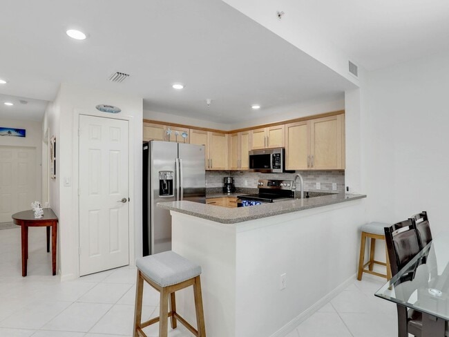 Building Photo - Seasonal 3-Bed First Floor Condo Rental in the Heart of Naples