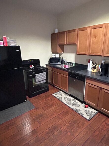 Building Photo - 2154 W Clifton Ave