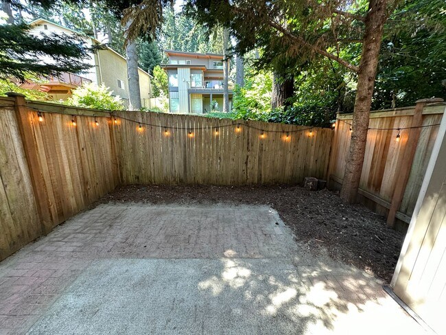 Building Photo - Shoreline - 2 Bedroom plus 1 den/ 2 Bath T...