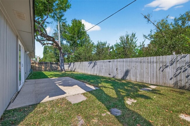 Building Photo - 5054 Pine Cliff Dr