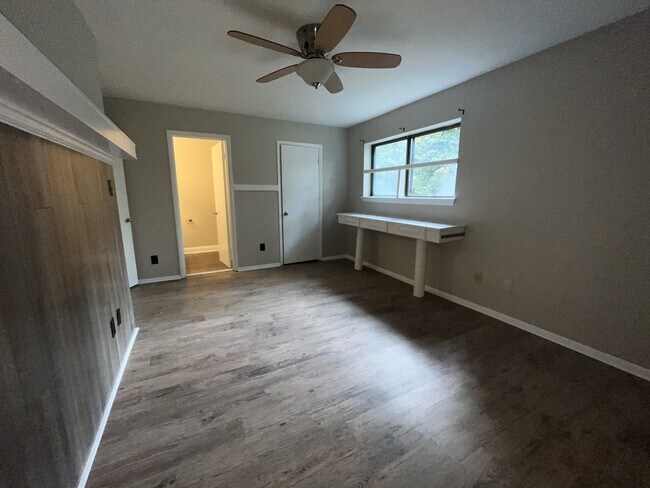 Building Photo - 1212 Schaub Dr