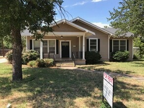 Building Photo - 826 E N 15th St