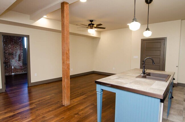 Building Photo - C Street Loft Available Mid August