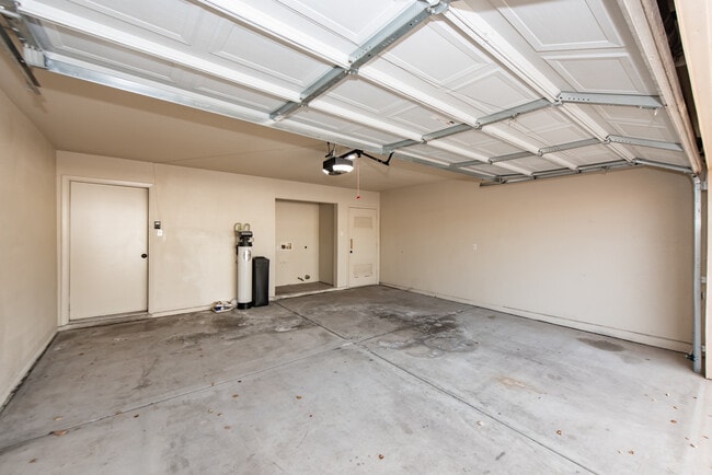 Building Photo - 2866 S 30th Dr