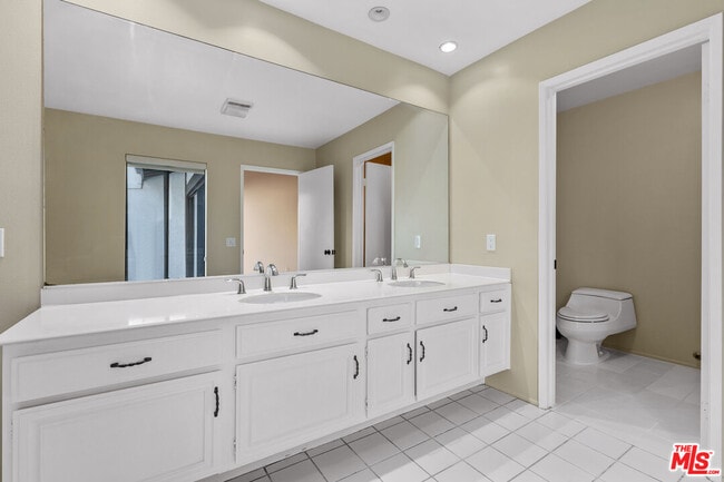 Building Photo - 1561 Palisades Dr