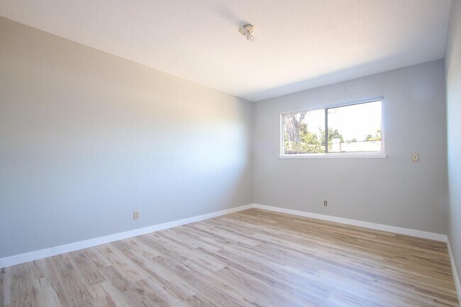 Building Photo - 577 S Eden Ave