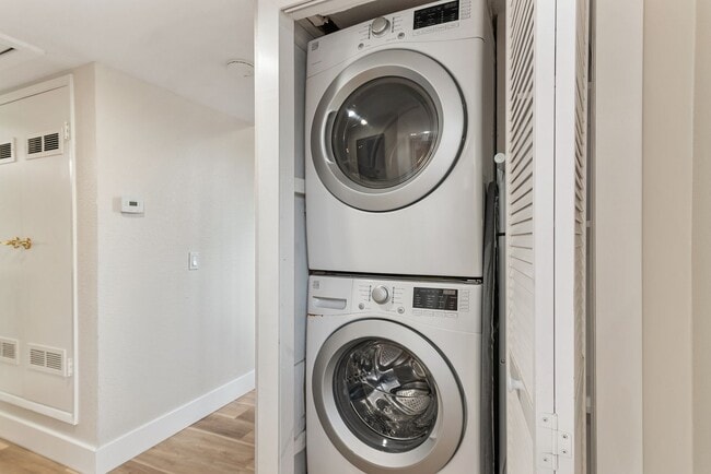 Building Photo - Furnished 3BR PB Gem – Walk to Beach & Bay