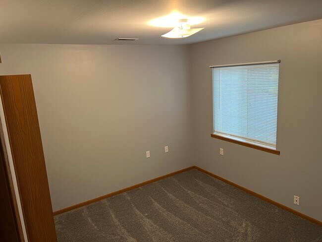 Building Photo - 450 Skare Rd