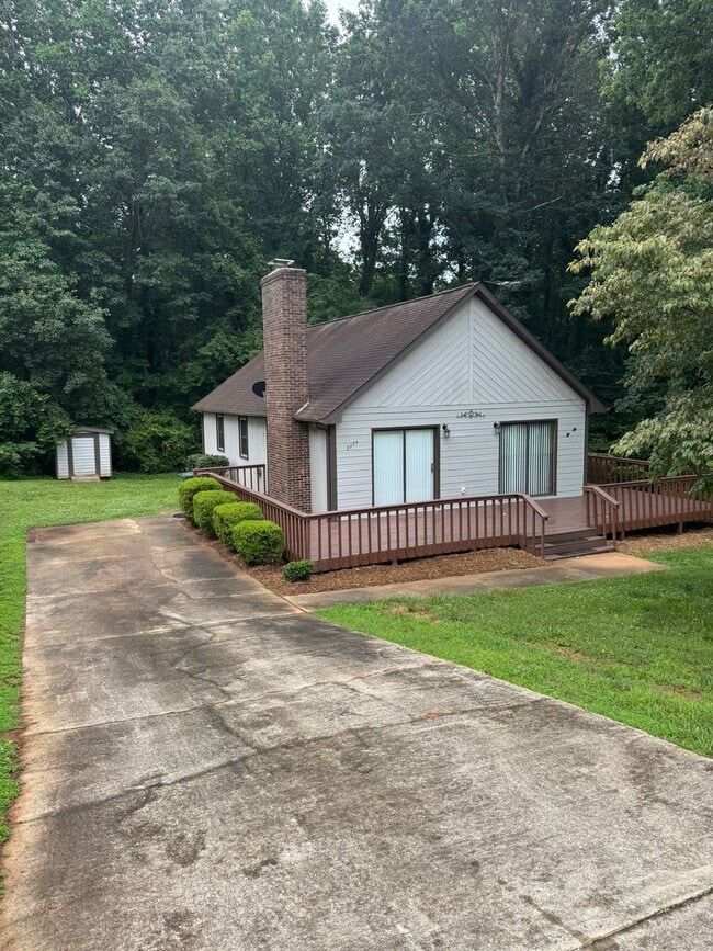 Building Photo - Bright & Charming 3BR Ranch Home in Newton – Vaulted Ceilings & Large Deck