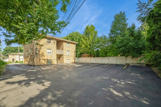Building Photo - 233 S Highland Ave