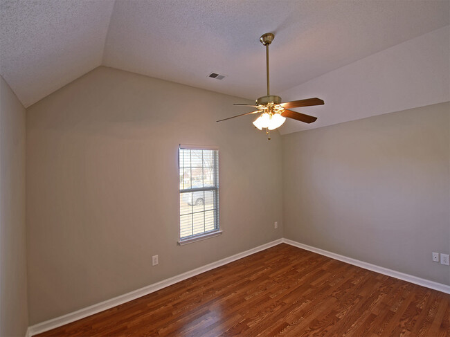 Building Photo - 3 bed, 2 bath near Hacks Cross and Shelby Dr