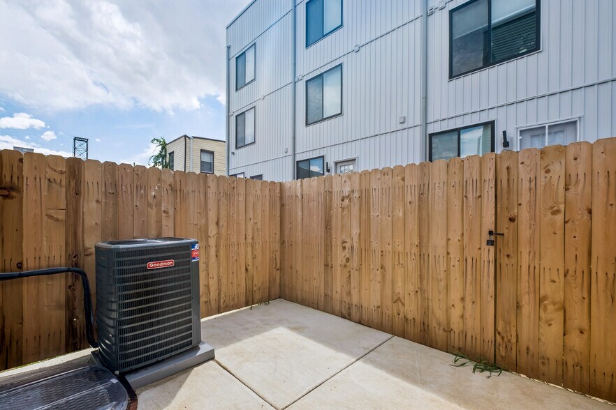 Building Photo - 1518 N Darien St