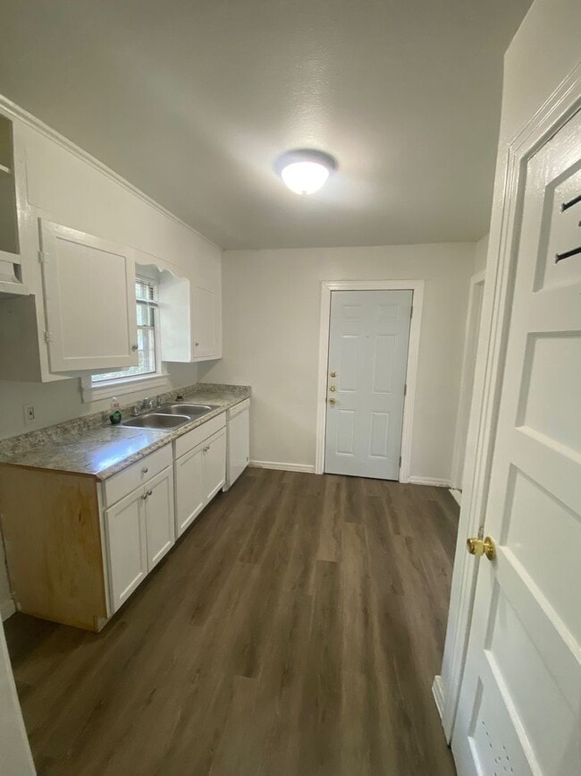 Building Photo - 3 Bedroom 1 Bath House Near Westmoreland R...