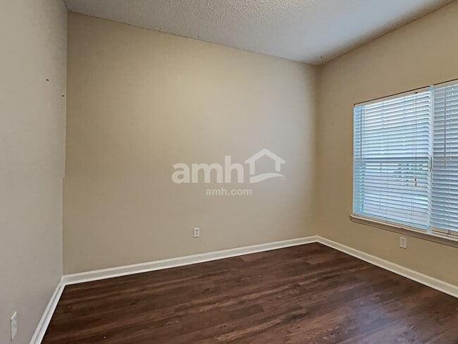 Building Photo - 525 Amsonia Circle