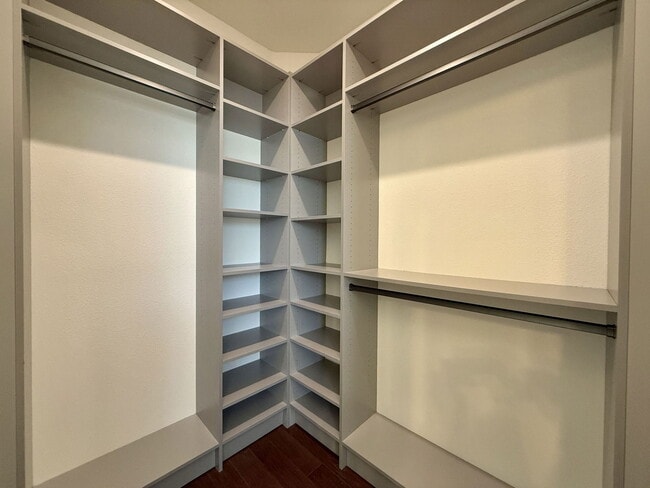 Building Photo - 10551 Park Meadowbrooke Dr