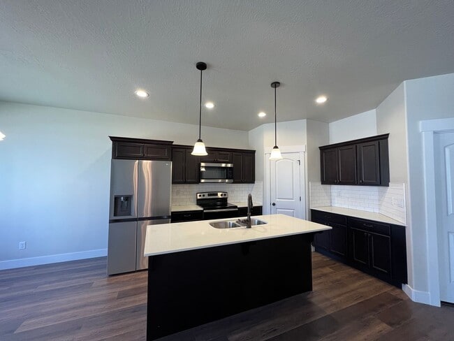 Building Photo - 4 bedroom/2.5 bathroom Townhome in Lehi