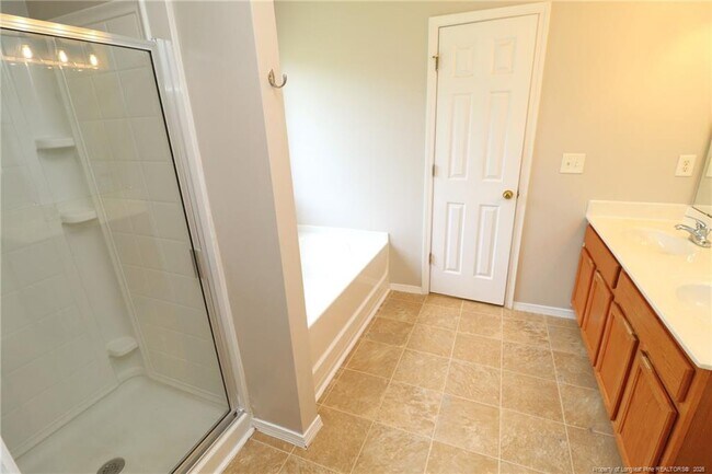 Building Photo - 5 Bellmore Ct