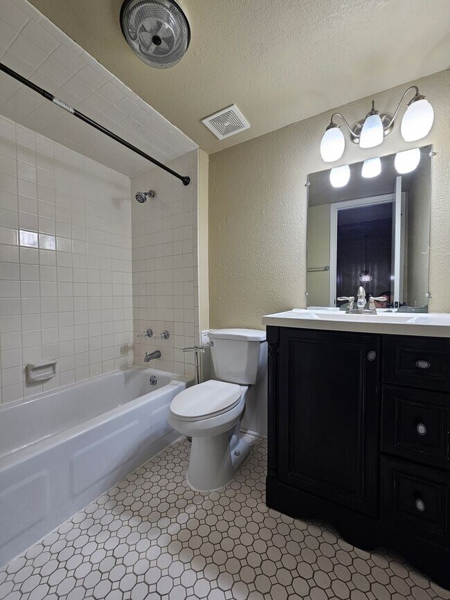 Building Photo - (2) Bed/2.5 (Bath)Townhome! Pool Access!