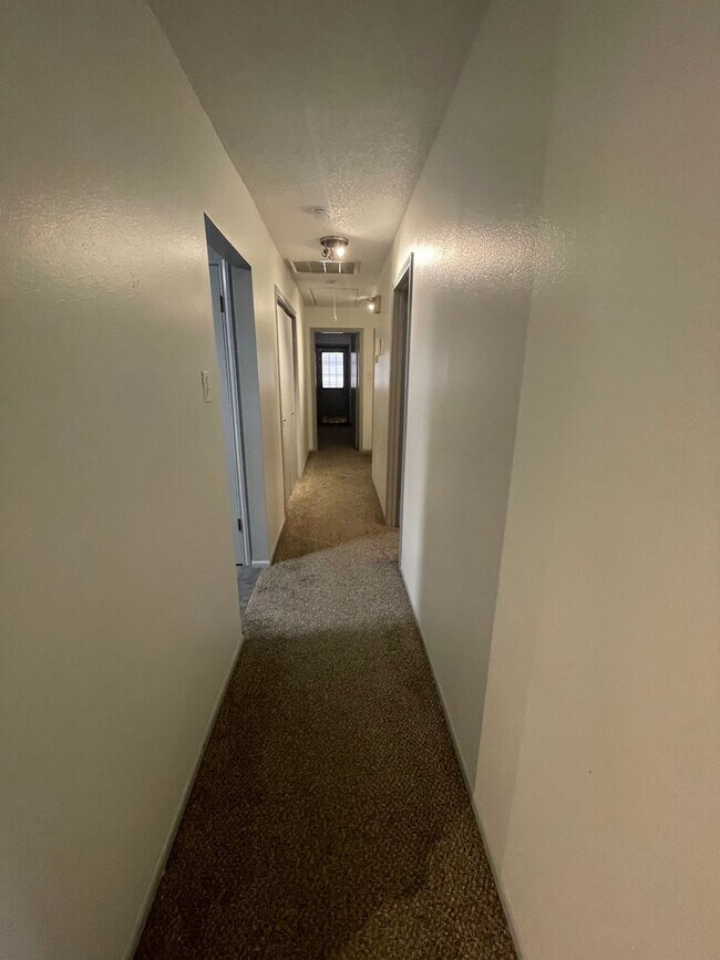 Building Photo - This spacious 3-bedroom, 2-bathroom apartment