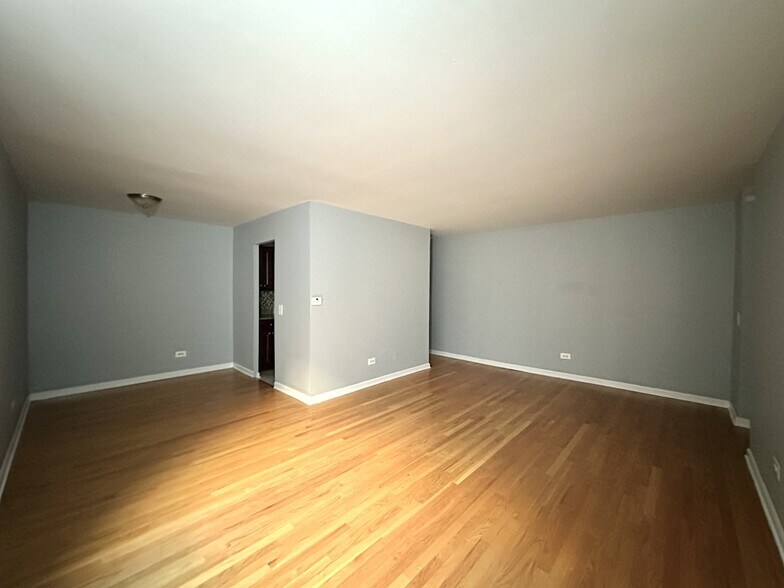 Building Photo - 5820 N Sheridan Rd