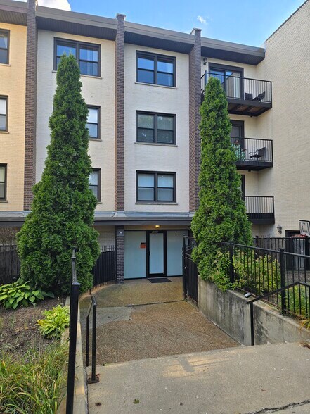 Building Photo - 1711 W Jarvis Ave