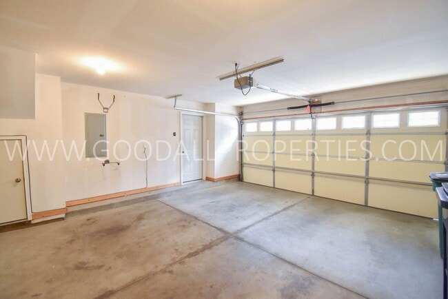 Building Photo - 2 bedroom 2 bath Urbandale Townhouse with a 2-Car attached garage