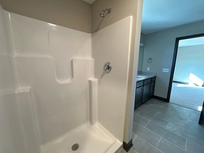 Building Photo - Newer Build - Four Bedroom Duplex in Caledonia!