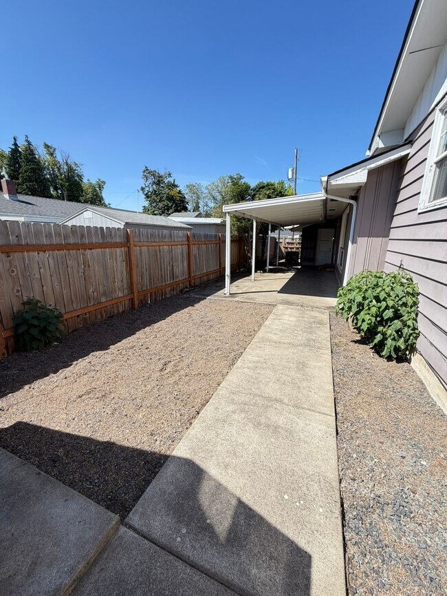 Building Photo - 550 Carlson Dr