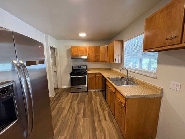 Building Photo - Newly Updated - Spacious 5 Bed 2 Bath Home