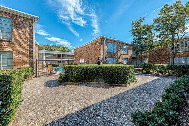 Building Photo - 2101 Fountain View Dr