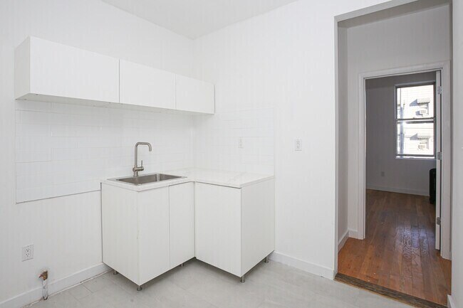 Building Photo - 24 MacDougal St