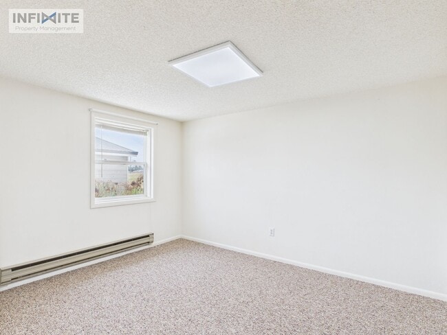 Building Photo - Spacious 3-Bedroom Home