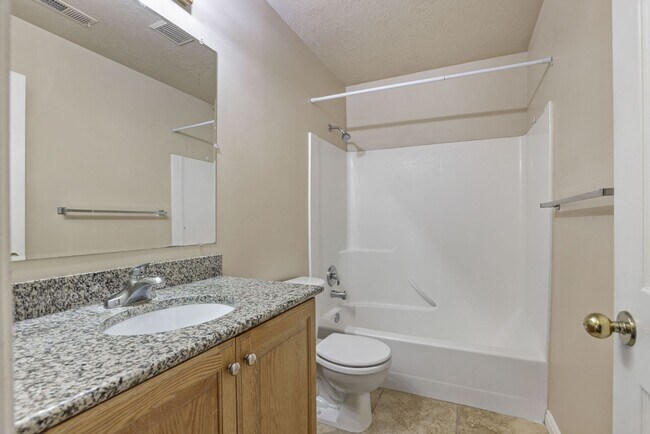 Building Photo - 2 Bed 1 Bath Upper Condo in Rexburg - with Optix internet and washer and dryer included!