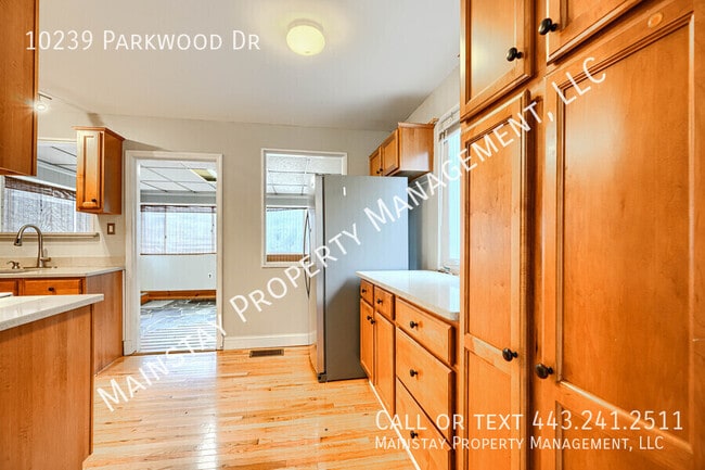 Building Photo - 10239 Parkwood Dr