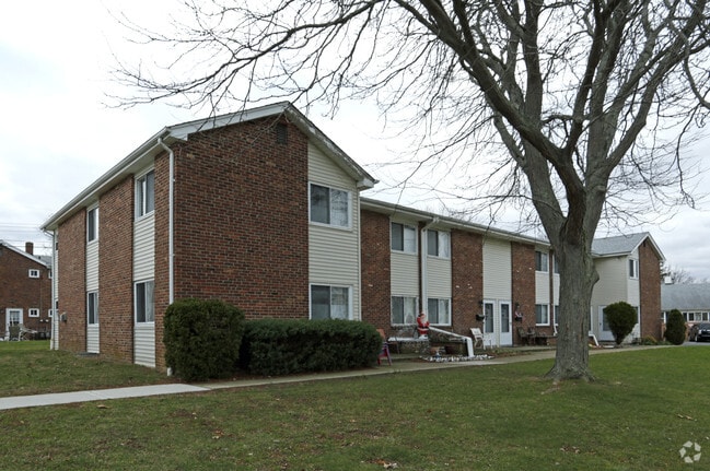 Building Photo - Lloyd Manor Apartments