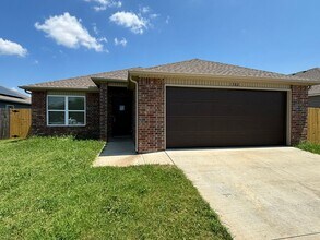 Building Photo - Location, Style, and Space: South Fayetteville Living at Its Best!