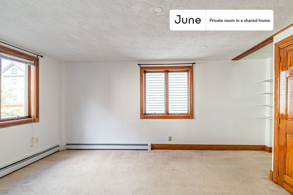 Building Photo - Private bedroom in 5 bed/2 bath Home
