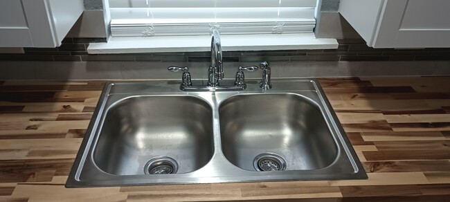 Beautiful new countertop and kitchen backsplash - 510 Alice Fay Ave