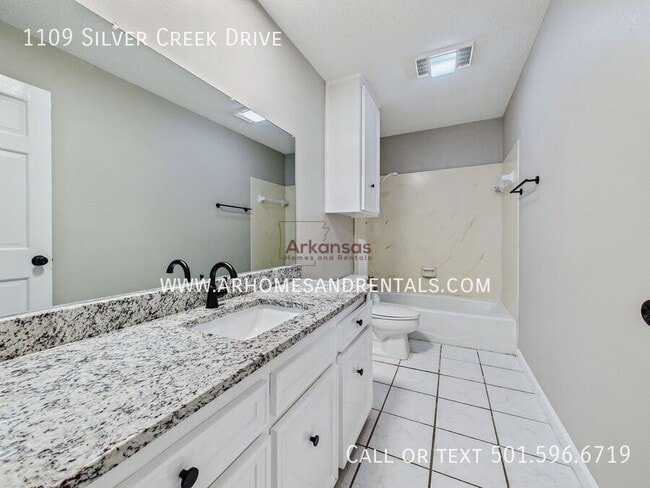 Building Photo - 1109 Silver Creek Dr