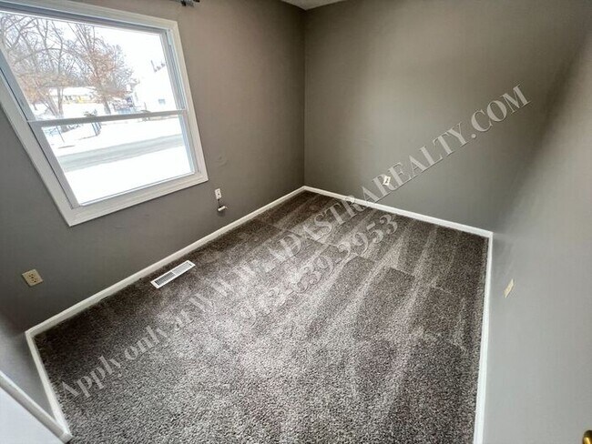 Building Photo - Nice 4 Bed 1.5 Bath Home in KCMO-Available NOW!!