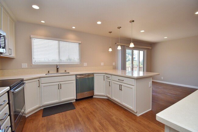 Building Photo - $3,990 - GORGEOUS 3 BEDROOM HOME IN THE MI...