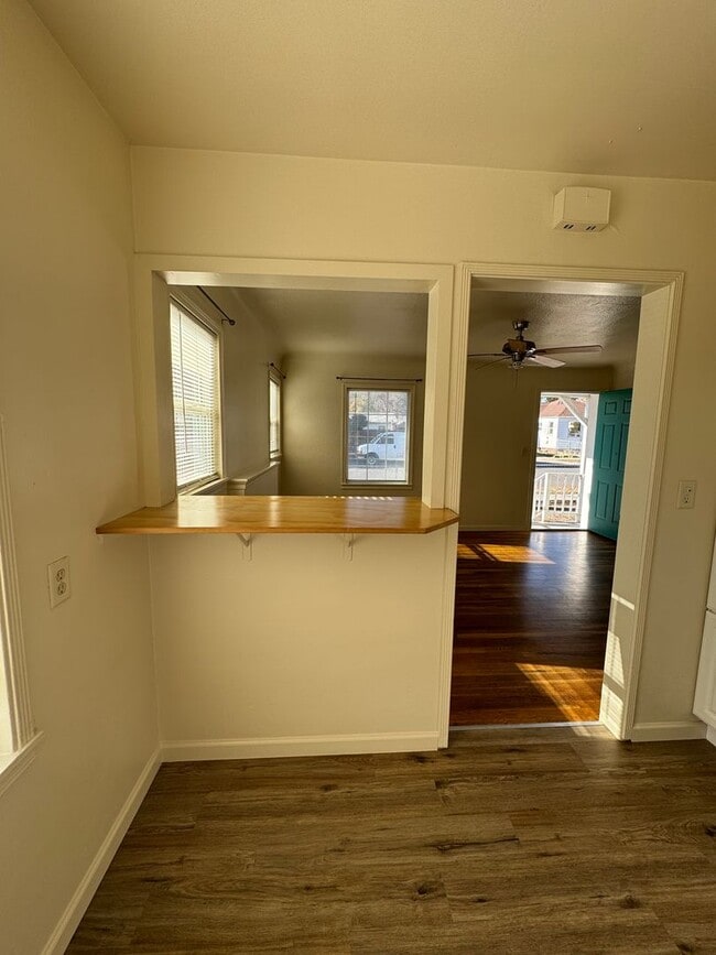 Building Photo - 915 Division St