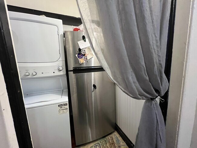 Building Photo - 1516 W Thome Ave